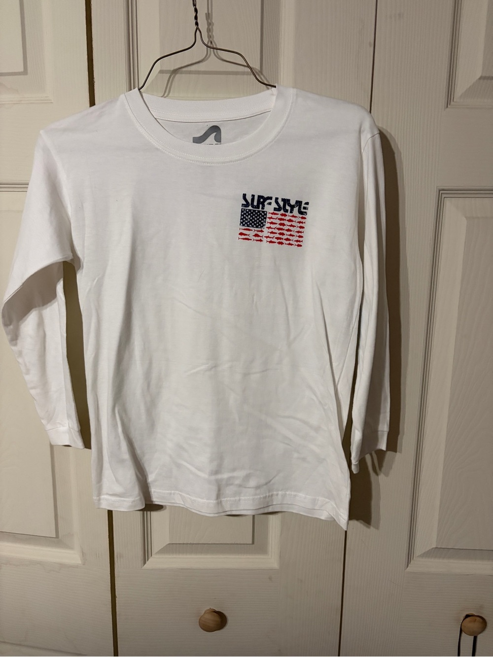 surf style White Long-Sleeve Tee with Red & Blue Flag Graphic